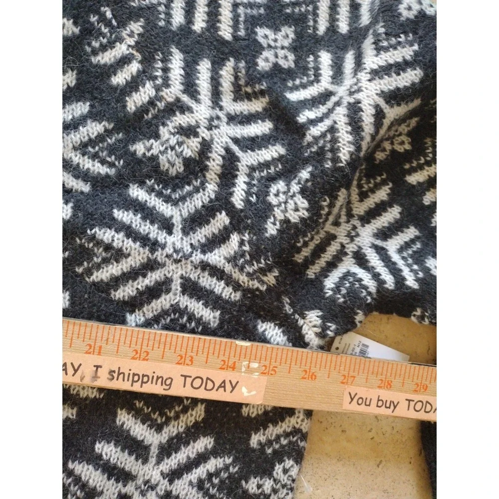 Old Navy Sweater Woman XXL Black‎ White Snowflake Holiday Mock Neck Crop Festive